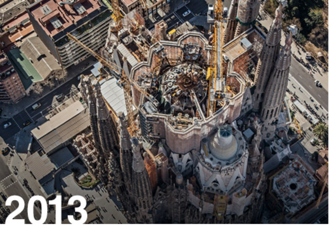 Construcción central rodeada de cemento urbano