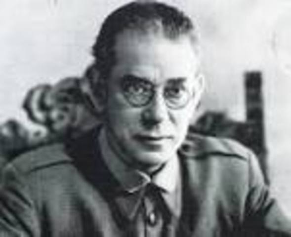 General Mola muere en accidente aereo.  El General Francisco Franco pasa a ser el lider absoluto del bando de los sublevados.