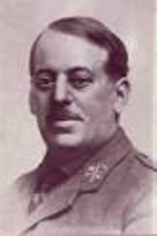 El  General  José Sanjurjo muere en un accidente aereo.  El bando sublevado es ahora dirigido por Francisco Franco y  Emilio Mola.