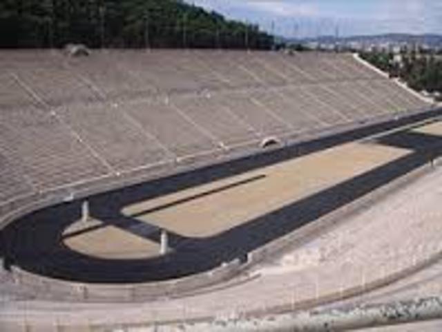 Primera edición de los Juegos Olímpicos de la era moderna en el estadio Panatinaico, Atenas.