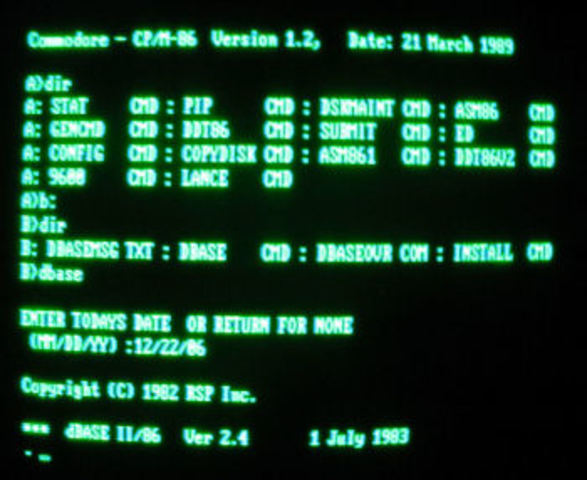 casi todo el software era producido en masa por académicos e investigadores