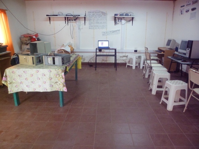 Se usa la sala de informatica de la Esc. Primaria N° 216, establecimiento que comparte sus instalaciones con la Esc. Sec, de Rodeo Grande.