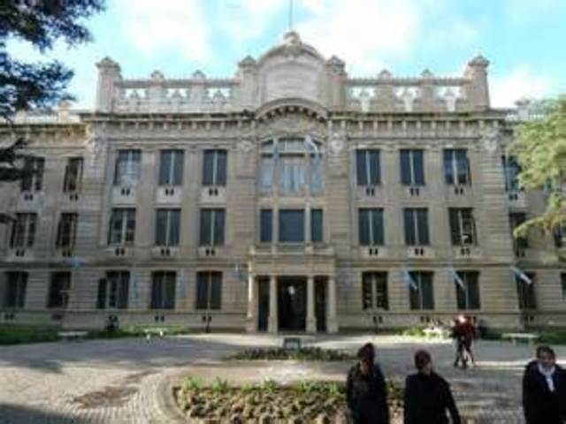 Comienza sus estudios secundarios en el Colegio Nacional de La Plata.