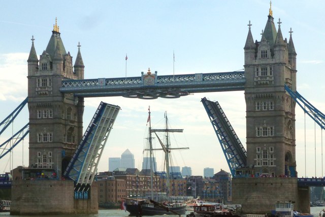 Inauguración de la Tower Bridge