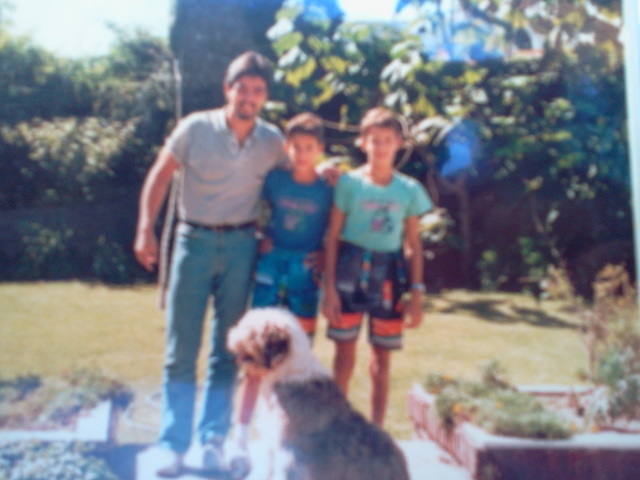 En el patio con mi hermano y un pariente