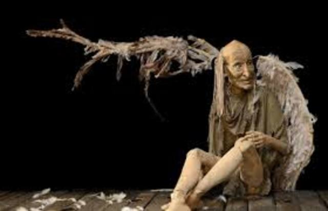 Un señor muy viejo con unas alas enormes.