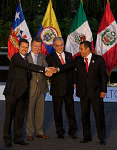 hasta el presente, Colombia ha tenido dos presidentes, Álvaro Uribe Vélez y Juan Manuel Santos. Se ha caracterizado por ser una época en que se han desvinculado cerca de 54 000 guerrilleros y paramilitares.