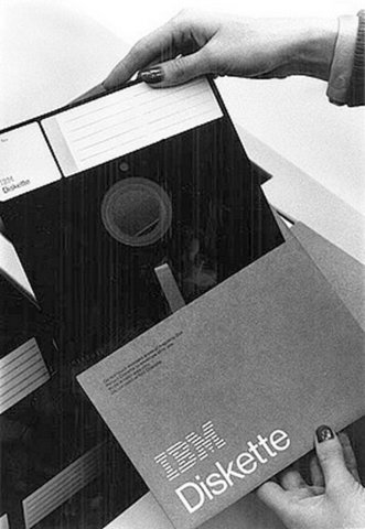 disquete en un sobre  de papel para proteger la abertura magnetica