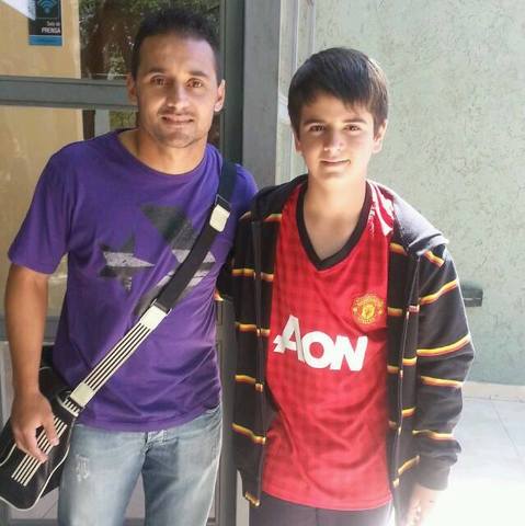 I visited Belgrano^s Club. I saw the players of the team. I took a photograf wih my favourite football player. He was the Picante Pereyra.
