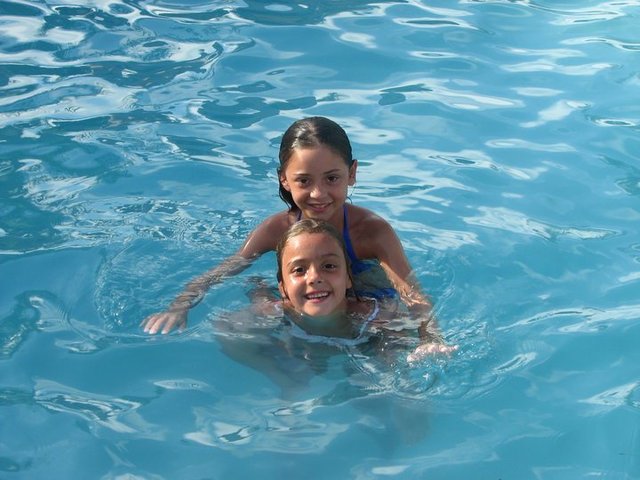 My friend Lucila and I swam in the pool of my house