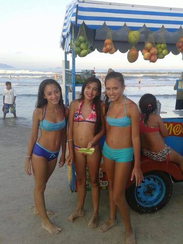 Cande, Maria and I ate corn in the beach