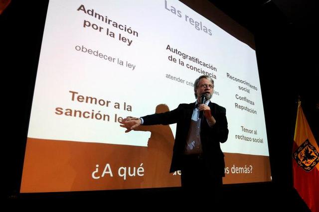 realiza maáster en fiosofía :)