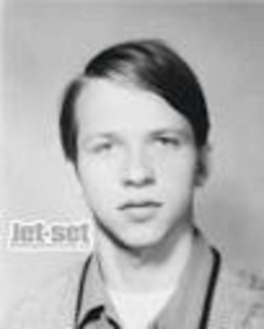 Se gradua de Matemático y Filósofo