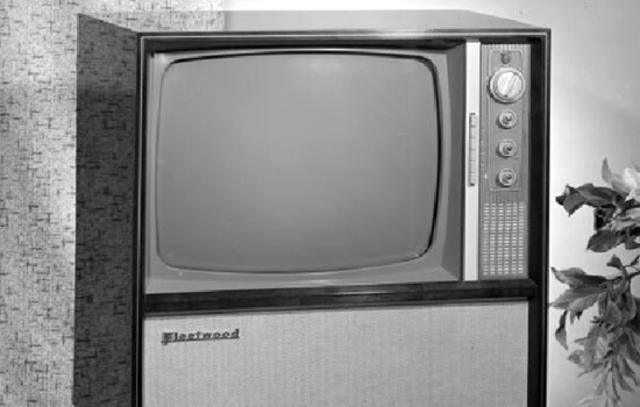 Television Adoption at less than 10%, TV arrives in Wollngong