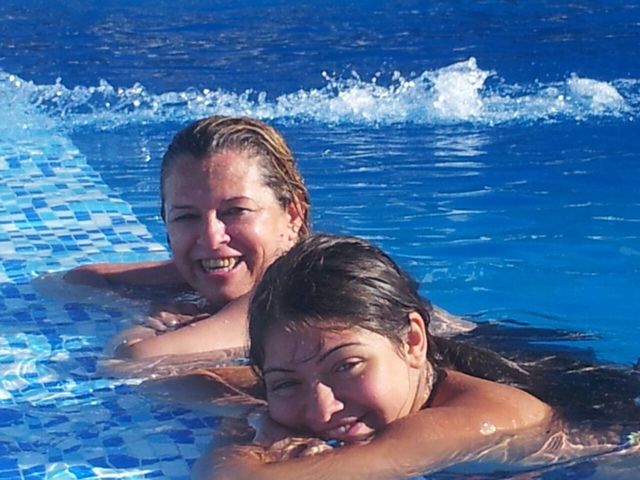 i suam in the pool with my goolmother