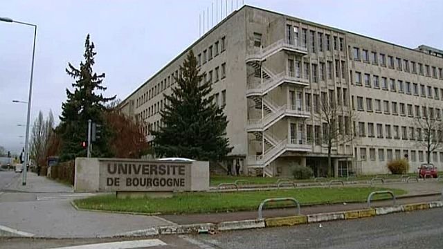 Estudia Matemáticas y filosofía en la universidad de borgoña, Francía