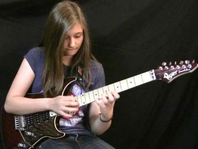 Empieza a tocar guitarra.