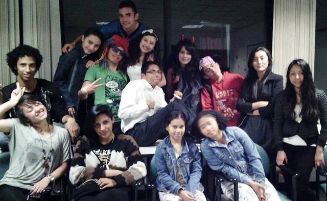 Empieza a estudiar teatro.