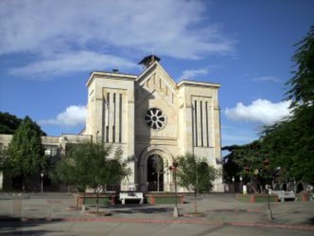 se  traslado de Bogota con su familia ala carmen de apicala