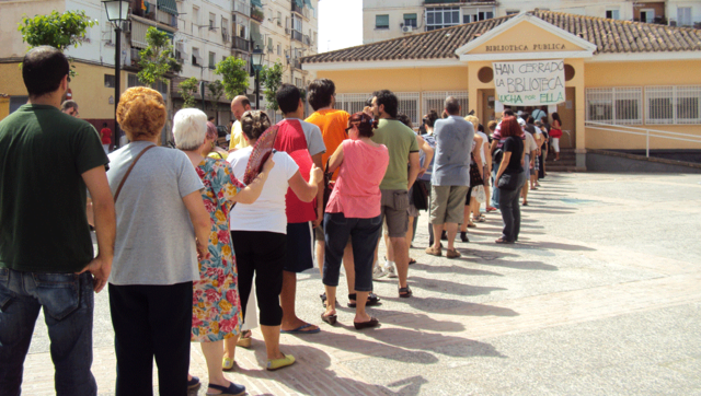 El barrio abraza su biblioteca y se presta libros