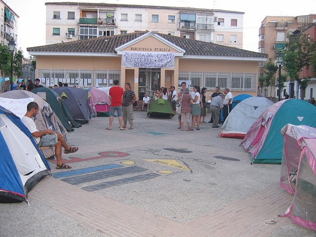 Éxito en la acampada por la reapertura de la biblioteca