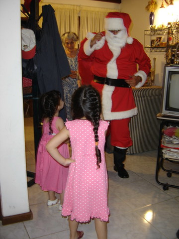 Papá Noel brought us many gifts at Christmas.