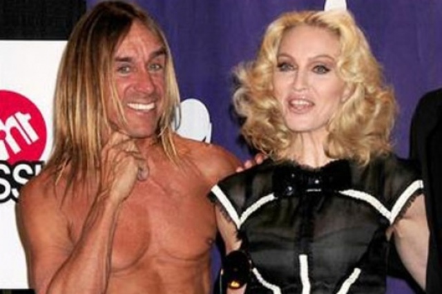 Pidió a The Stooges interpretar los temas «Burning Up» y «Ray of Light».