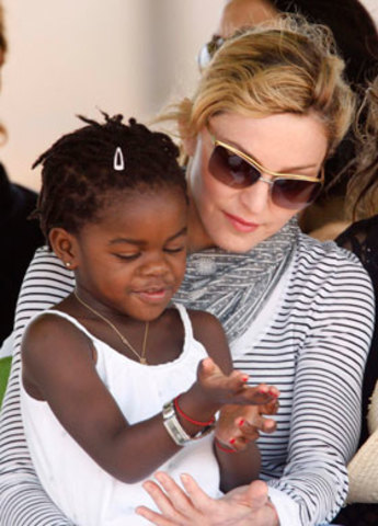 Decidió adoptar otro niño de Malaui de nombre Mercy James