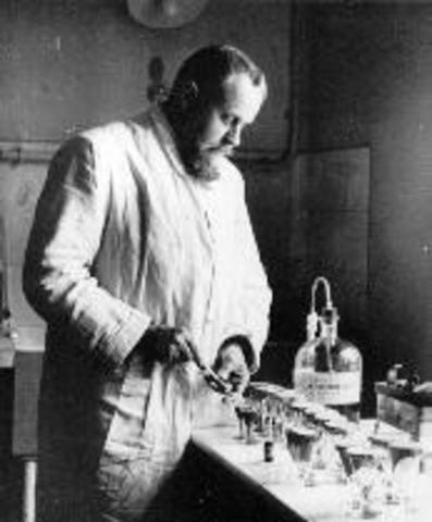 Gaston Ramon modifica la toxina difterica con formol para producir una anatoxina