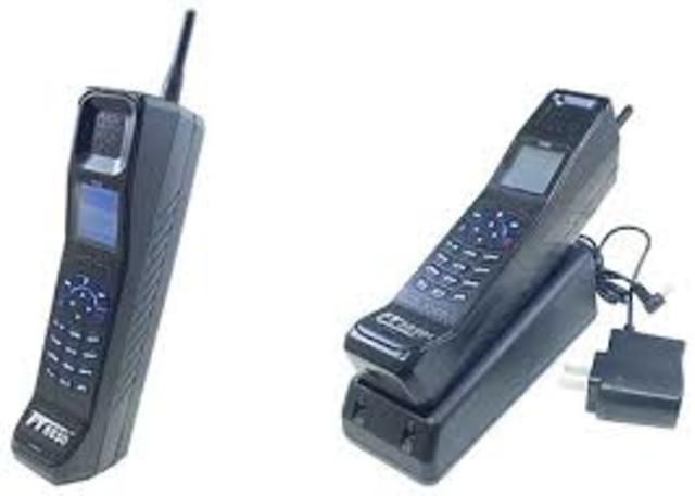 I primi telefoni cellulari vengono collaudati in Giappone e a Chicago