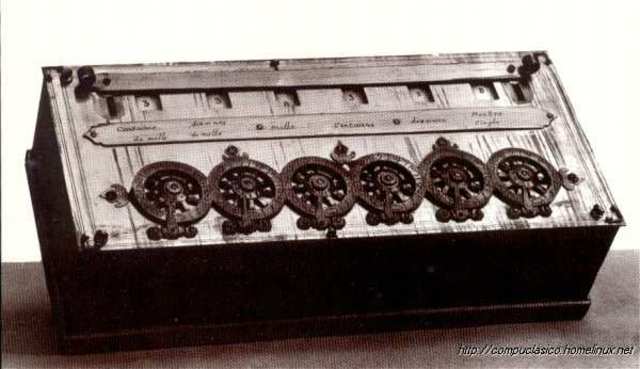 Primer calculadora mecánica