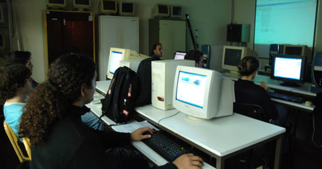 Salas de informatica en los centros.