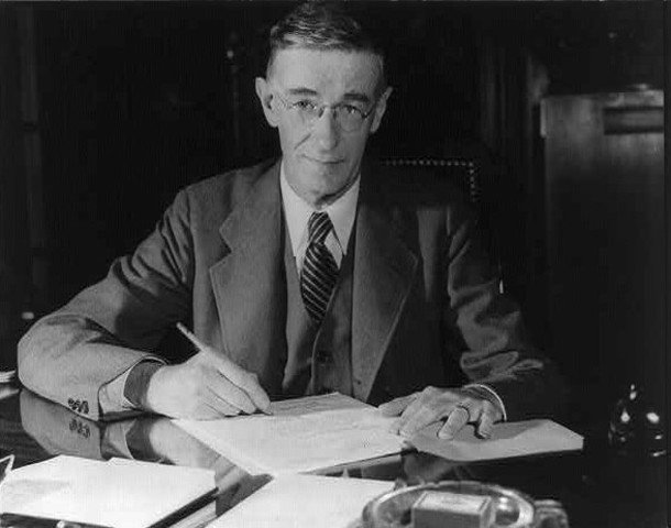 Nace Vannevar Bush