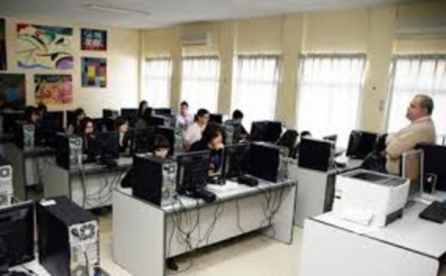 Salas de informatica en los centros.