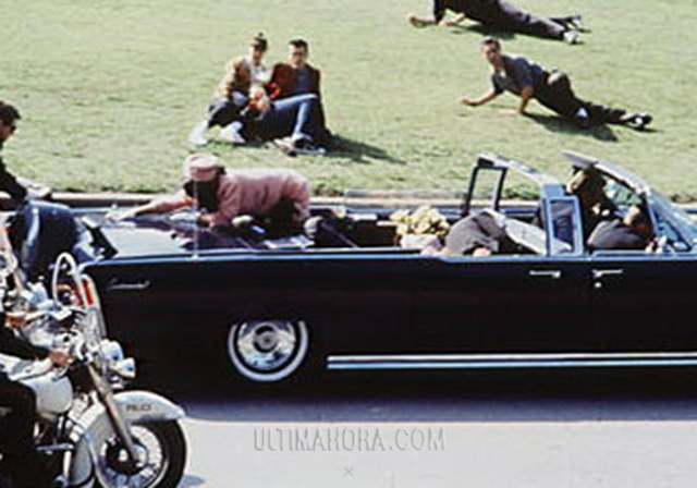 Kennedy es asesinado. Entra al poder el vicepresidente Lyndon Baines Jonson.