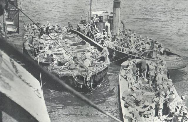 The first hospital ship with wounded soldiers reaches Egypt