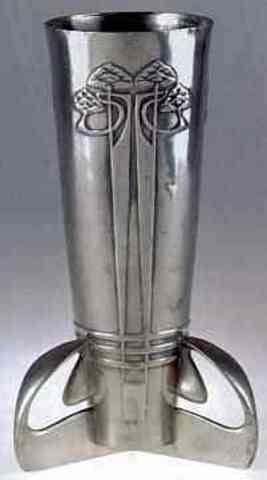 Jarrón de metal blanco