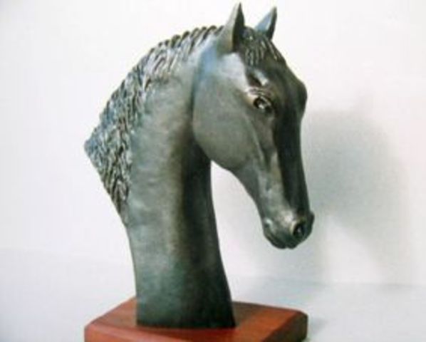 Creates a horse head lyre for the duke of Milan