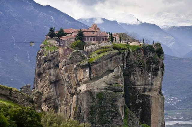 ) enseñanza en monasterios y catedrales las cuales son las semillas de las universidades