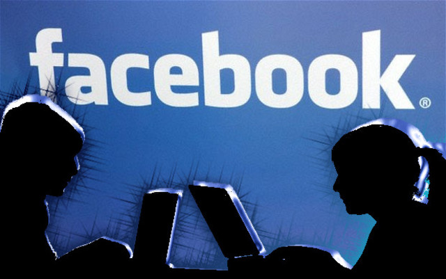 Facebook comienza como un sitio web de la universidad llamado Facemash