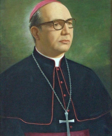 El arzobispo de Cali Alberto  Uribe Urdaneta