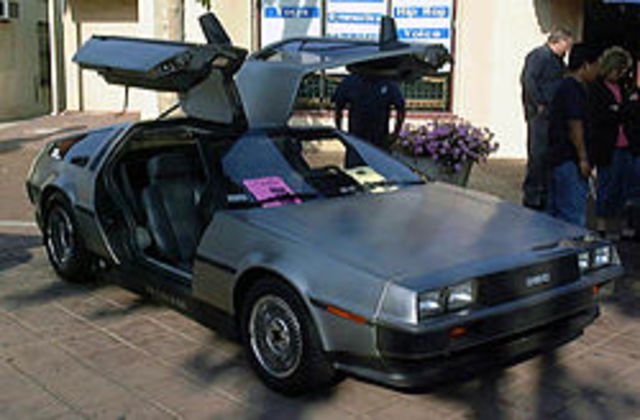 DMC produce el primer DeLorean