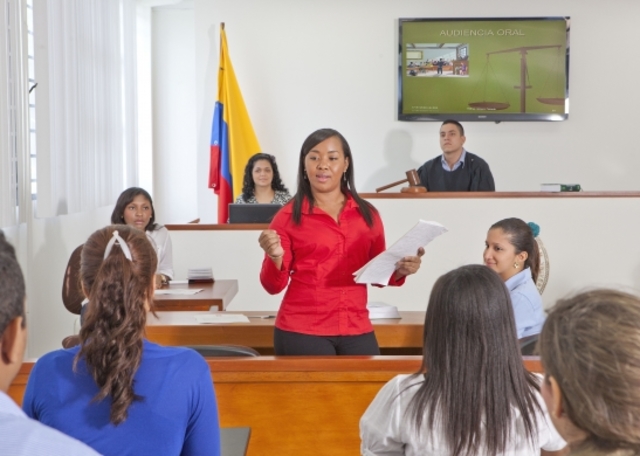 Iniciacion de las Facultades de: Derecho, Contaduria y Educacion.