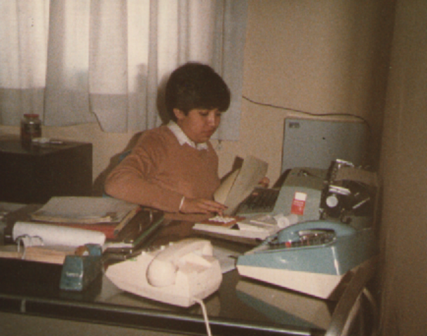 Termino una carrera comercial y enseguida obtengo mi primer empleo