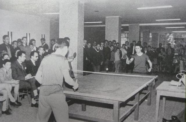 Surgió en Inglaterra como una derivación del tenis