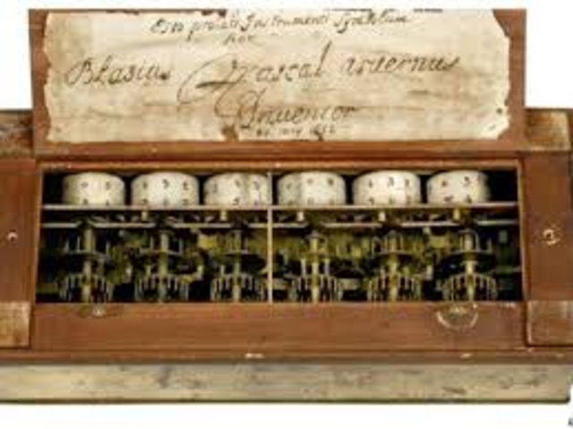 HISTORIA Y EVOLUCION DE LA COMPUTADORA