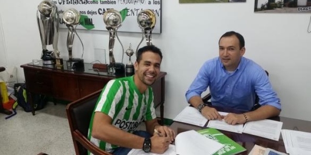 firmando contrato con nacional