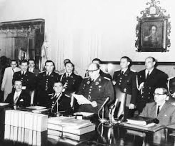 El Gobierno decreta amnistía e invita a regresar a los exiliados.