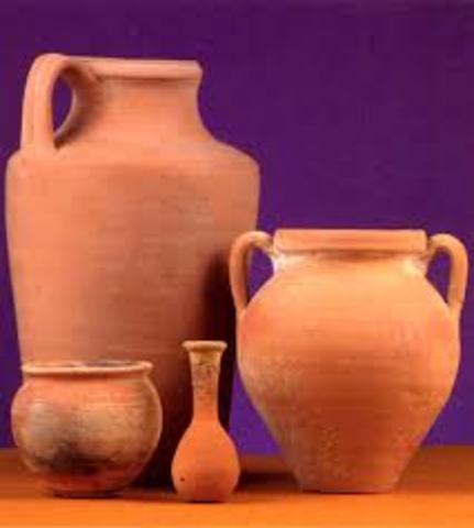 La cerámica y el vidrio son otra parte escencial para el desarrollo de las culturas, teniendo datos de que los primeros usos de la cerámica datan del 7500 a.C.