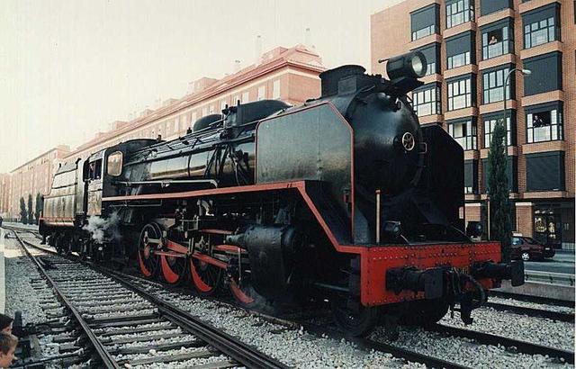 El primer ferrocarril de la historia fue creado por Richard Trevithick .quien logró adaptar la primera máquina de vapor